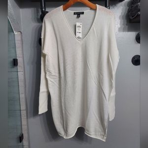 NWT V- Neck Light weight Sweater